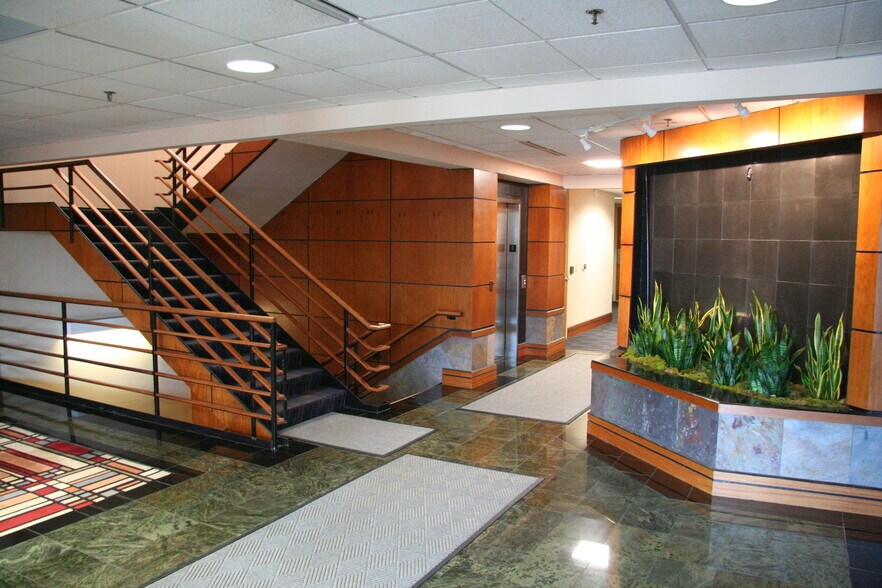 More Photos Of N28W23050 Roundy Dr, Pewaukee Office For Sale