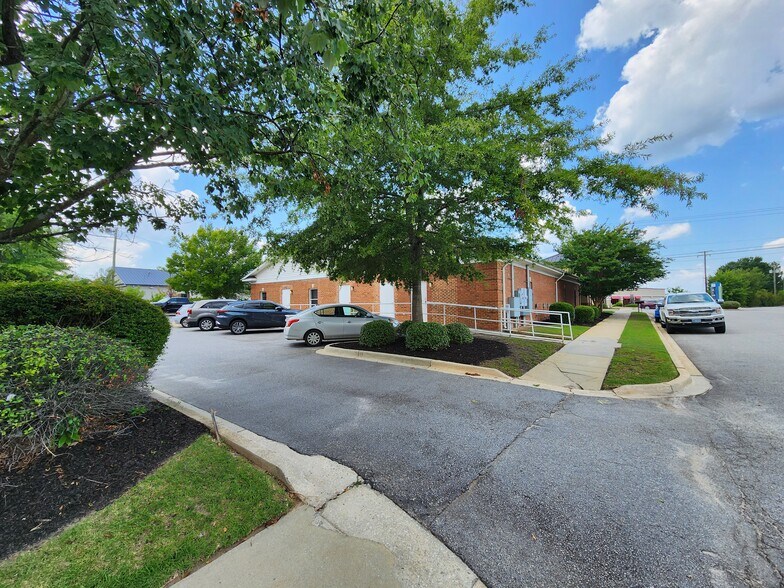 More Photos Of 5551 Sunset Blvd, Lexington Storefront For Lease