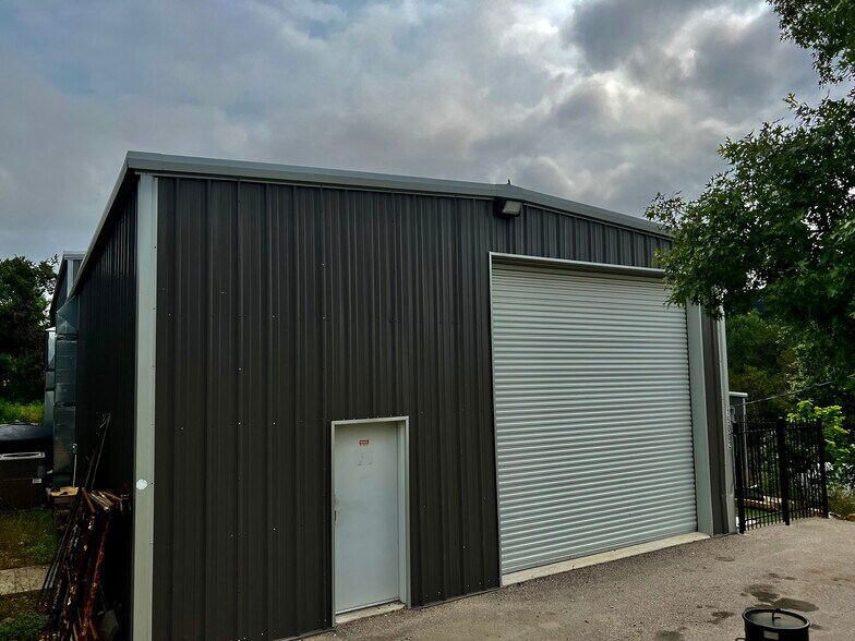 More Photos Of 15002 Iowa St, Austin Warehouse For Lease