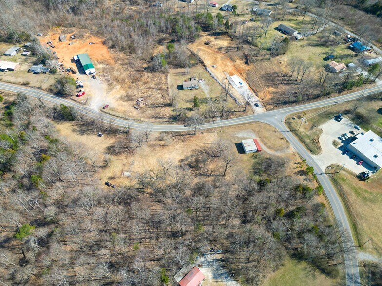 More Photos Of 2815 TN-49 Hwy, Charlotte Auto Repair For Sale