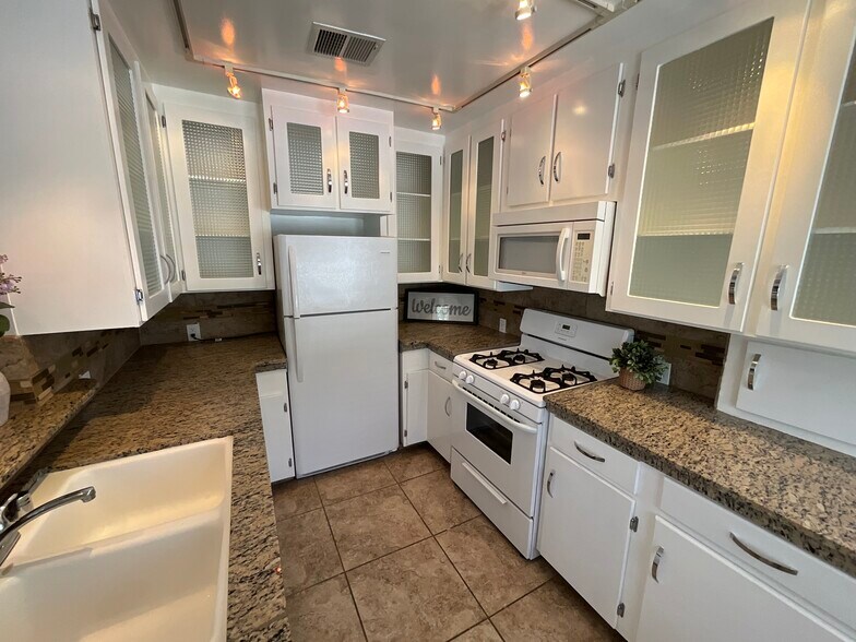 More Photos Of 10814-10818 Blix St, West Toluca Lake Apartments For Sale