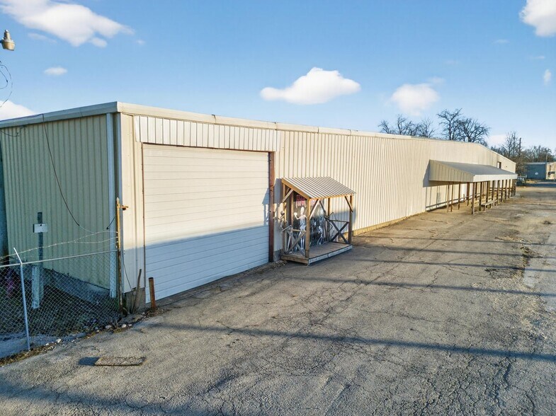 More Photos Of 102 W Front St, Mountain Grove Warehouse For Sale