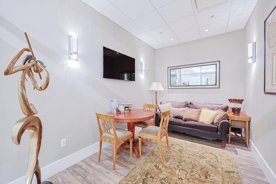 More Photos Of 833 Northern Blvd, Great Neck Medical For Lease