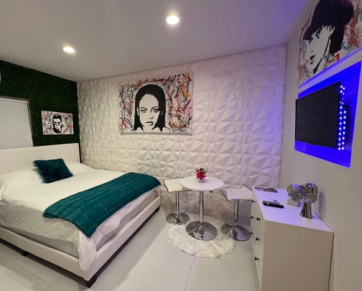 More Photos Of 1829 Fillmore St, Hollywood Hotel For Sale