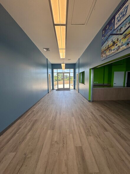 More Photos Of 330 Denton Ave, Auburndale Restaurant For Lease