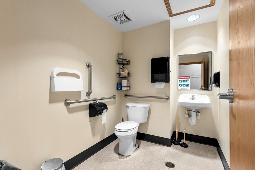 More Photos Of 445 S Adams St, Green Bay Office For Lease