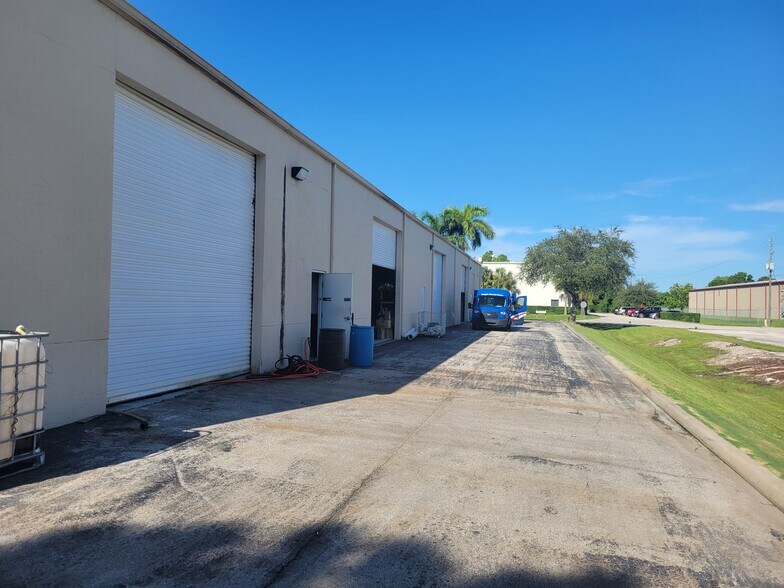 More Photos Of 17131 Alico Center Rd, Fort Myers General Retail For Sale