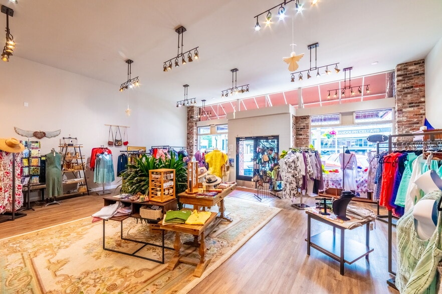 More Photos Of 1010 1st St, Snohomish General Retail For Lease