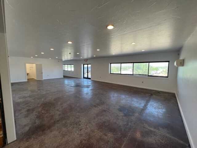 More Photos Of 6355 Boucher Dr, Edmond Showroom For Lease