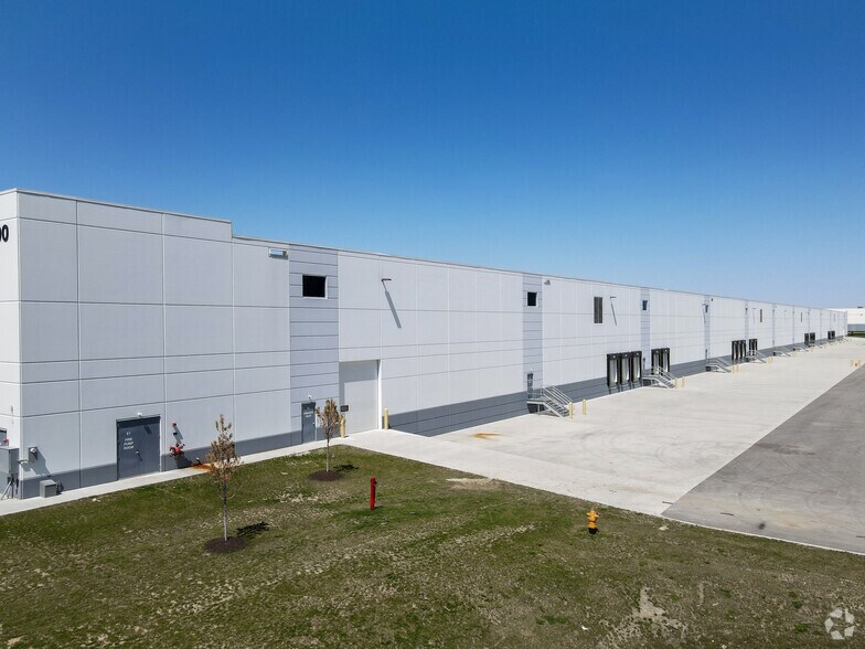 More Photos Of 9400 Bradford Rd, Plainfield Distribution For Lease