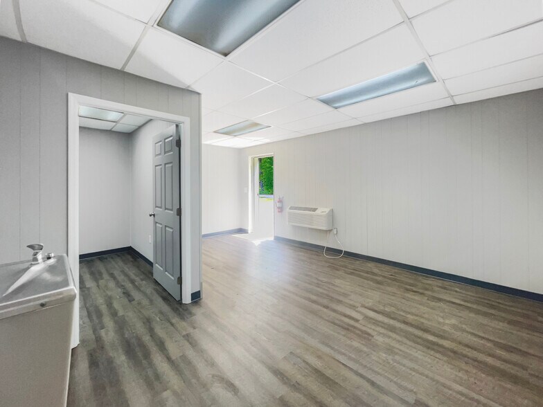 More Photos Of 800 Industrial Cir, Phenix City Distribution For Sale