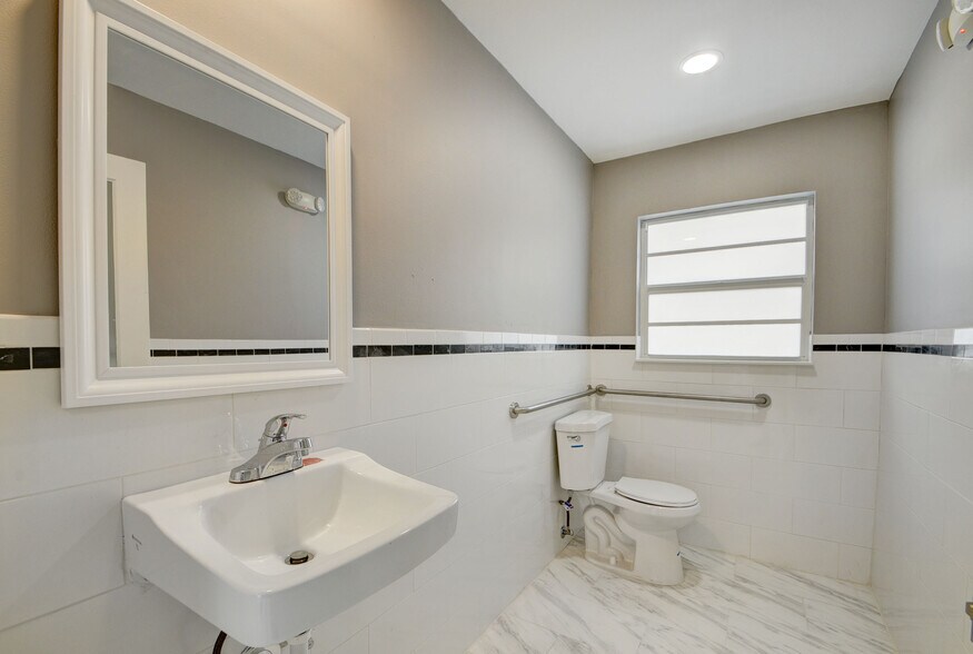 More Photos Of 830 N Federal Hwy, Lake Worth Office For Lease