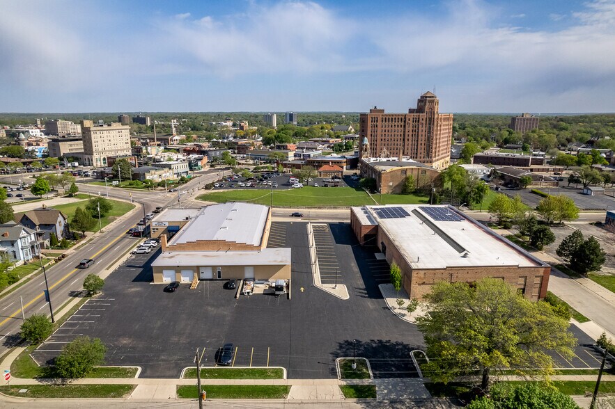 More Photos Of 208-210 Kishwaukee St, Rockford Light Distribution For Sale