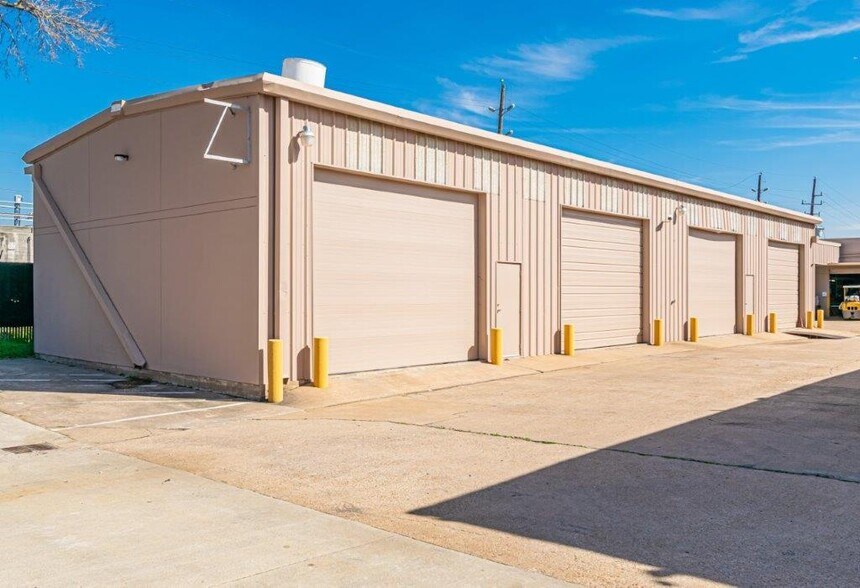 More Photos Of 16522-16536 Park Row, Houston Light Distribution For Lease