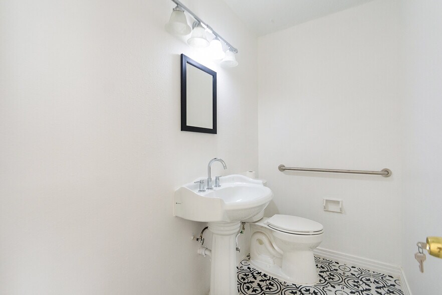 More Photos Of 5904 Dolores St, Houston Office For Lease