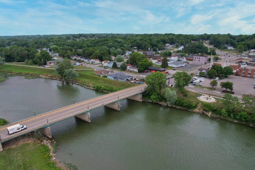 More Photos Of 140 S River St, Franklin Storefront For Sale