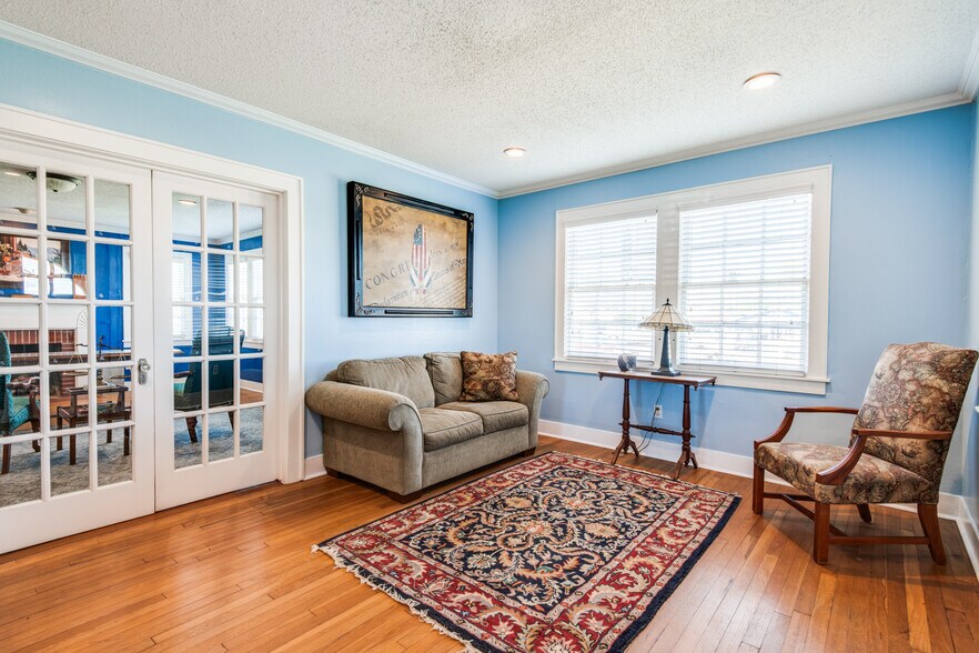 More Photos Of 209 S Main St, Lindale Loft Creative Space For Sale