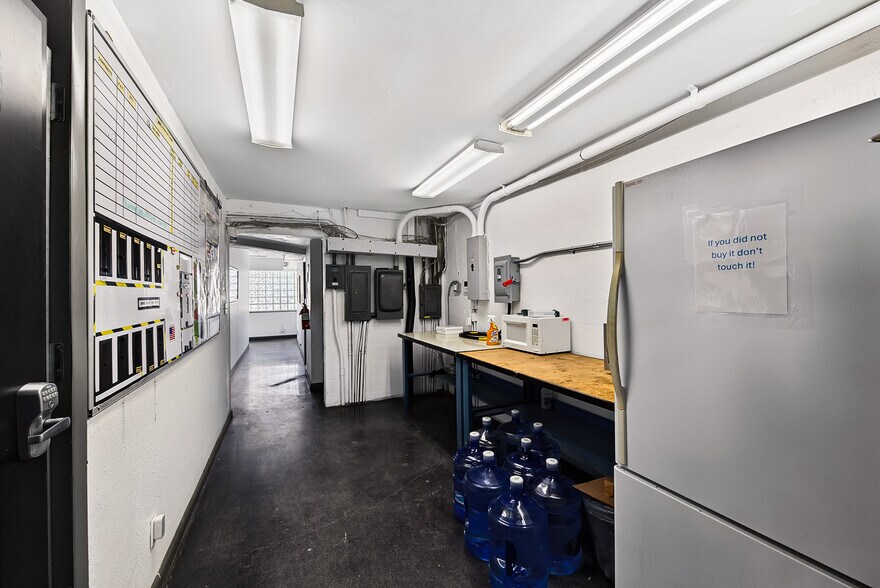 More Photos Of 936-940 NW 1st St, Fort Lauderdale Warehouse For Sale