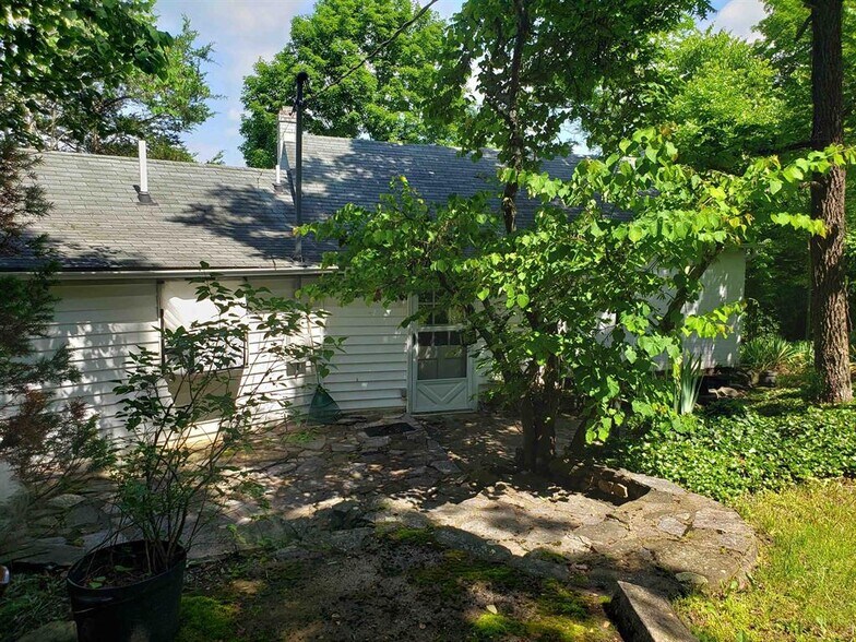 More Photos Of 2487 US Highway 211 W, Luray Storefront For Sale