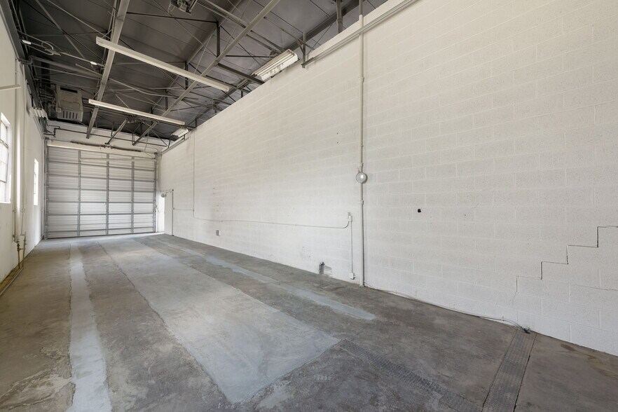 More Photos Of 304 E Vickery Blvd, Fort Worth Warehouse For Lease