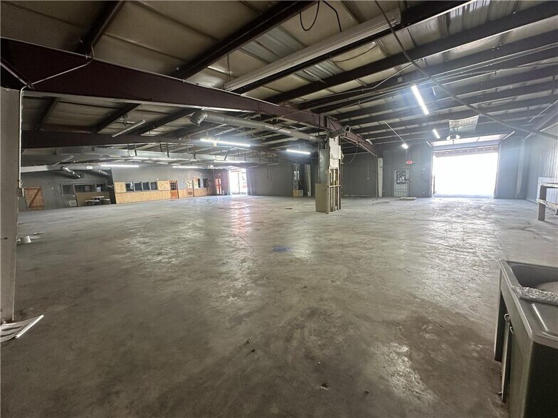 More Photos Of 701 S 8th St, Saint Joseph Light Distribution For Lease