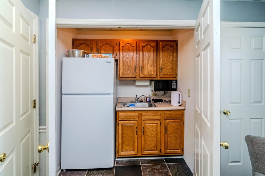 More Photos Of 100-102 Consumer Ln, Frankfort Office For Sale