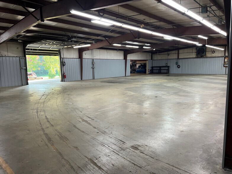 More Photos Of 585 Old Georgia Rd, Moore Warehouse For Lease