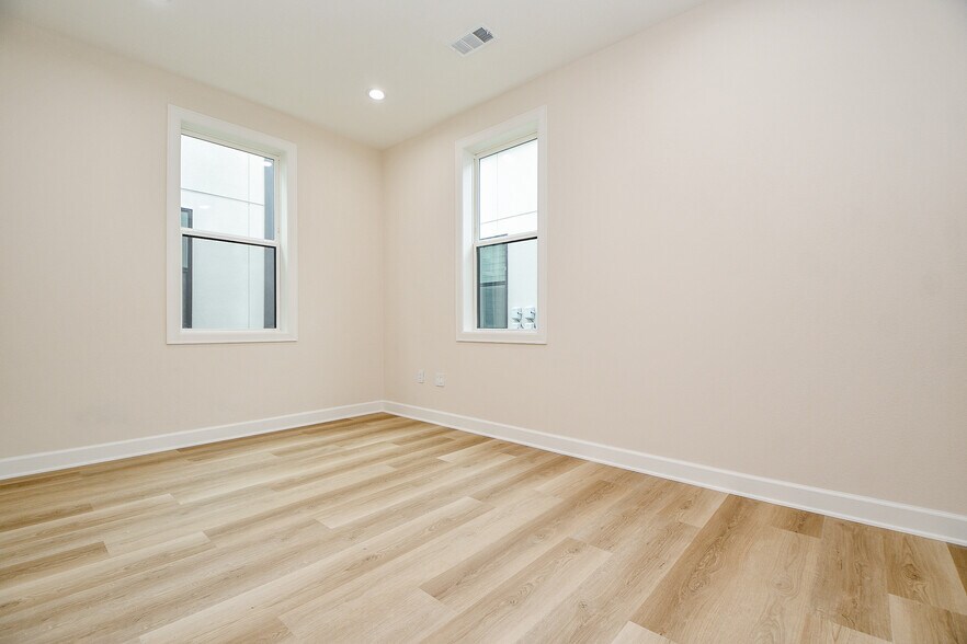More Photos Of 1325 Main St, Katy Office For Lease