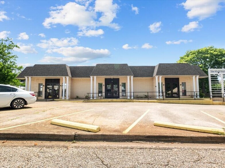 Primary Photo Of 1000 N Church St, Palestine Medical For Sale