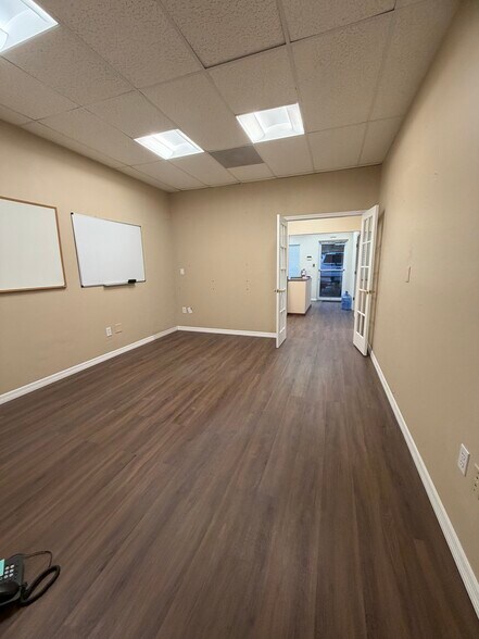 More Photos Of 1076 Business Ln, Naples Showroom For Lease