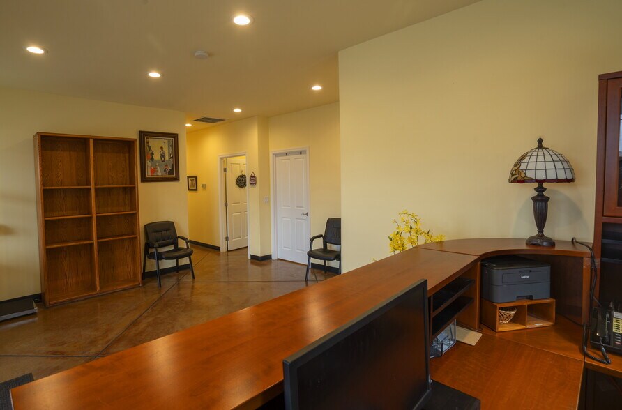 More Photos Of 660 N 7th Ave, Sequim Veterinarian Kennel For Sale