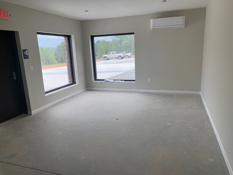 More Photos Of 215 Buford Dam Rd, Cumming Warehouse For Lease