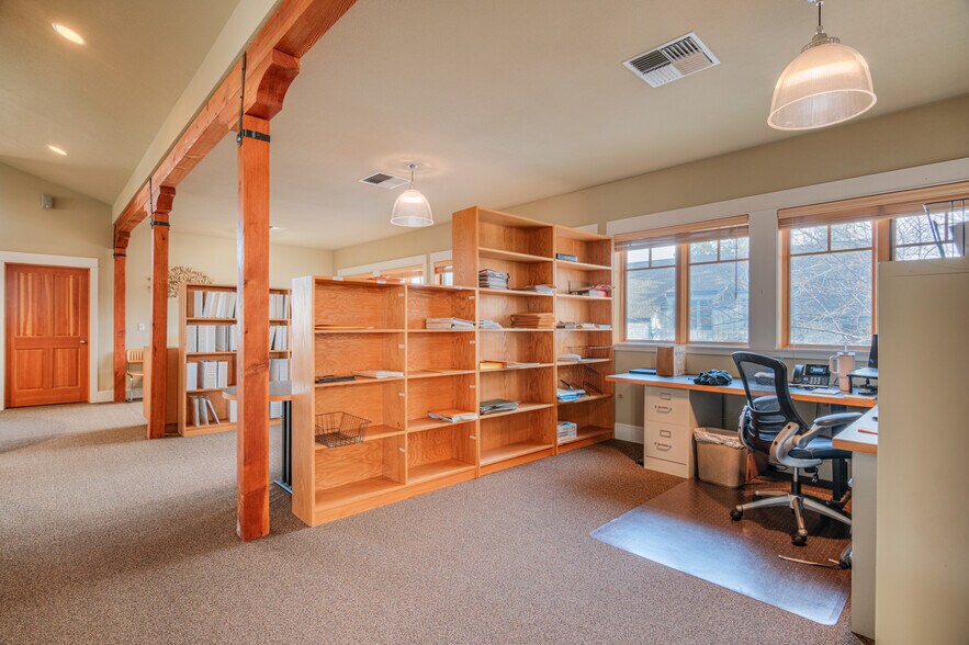 More Photos Of 257 S Pine St, Sisters Office For Sale