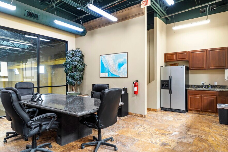 More Photos Of 2114 W Parkside Ln, Phoenix Warehouse For Sale