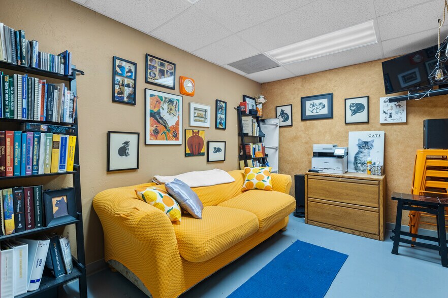 More Photos Of 26055 Bouquet Canyon Rd, Santa Clarita Veterinarian Kennel For Sale