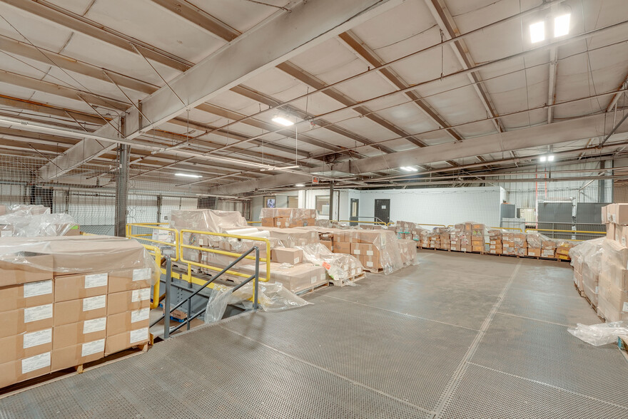 More Photos Of 400 Great Lakes Pky, Bellevue Warehouse For Sale