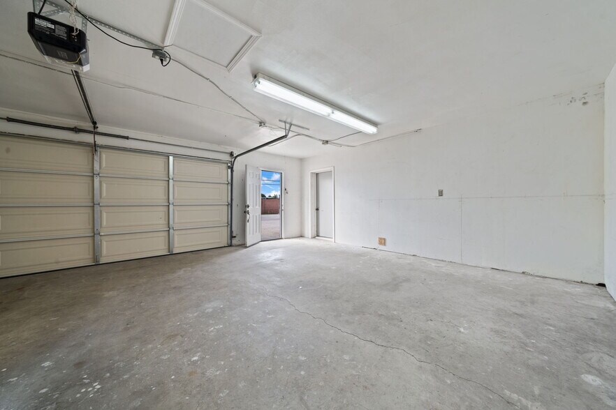 More Photos Of 2283 N Batavia St, Orange Contractor Storage Yard For Sale