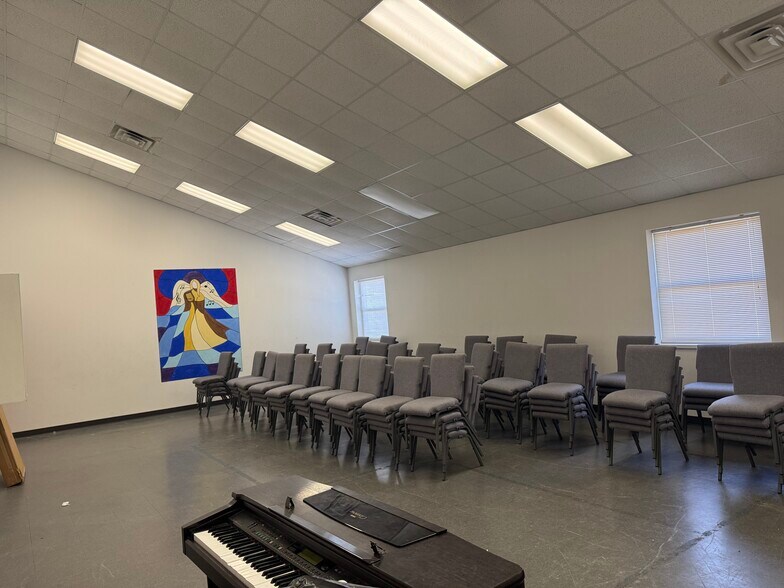 More Photos Of 2045 SE Green Oaks Blvd, Arlington Religious Facility For Lease