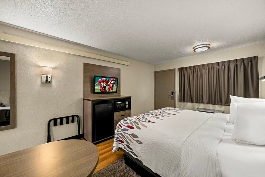 More Photos Of 32511 Concord Dr, Madison Heights Hotel For Sale