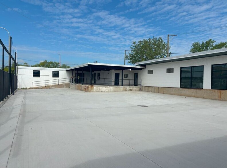 More Photos Of 2048 W Hubbard St, Chicago Showroom For Lease