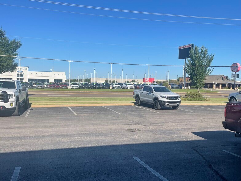 More Photos Of 1769-1779 Garth Brooks Blvd, Yukon Freestanding For Lease