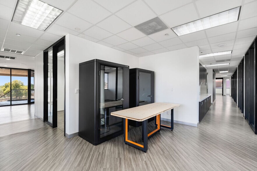 More Photos Of 15600-15650 N Black Canyon Hwy, Phoenix Office For Sale