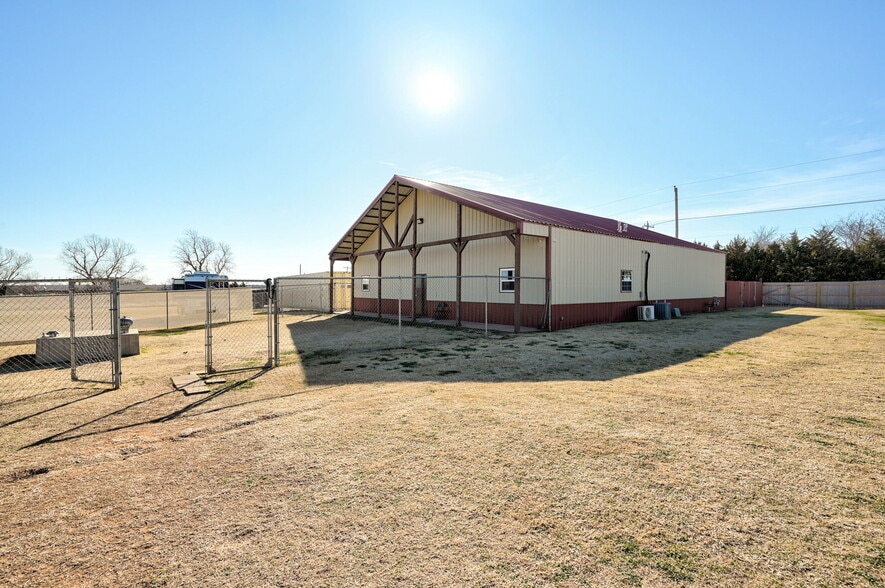 More Photos Of 8900 Charter Oak Rd, Edmond Flex For Sale