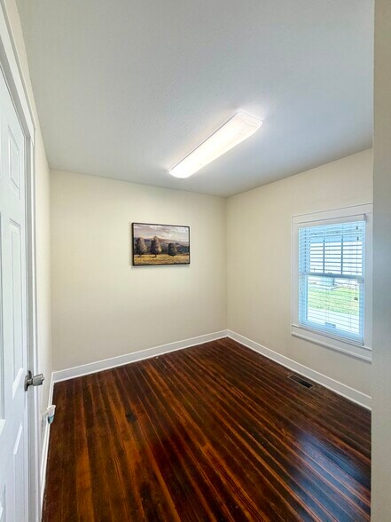 More Photos Of 904 W Lamar Alexander Pky, Maryville Office For Lease