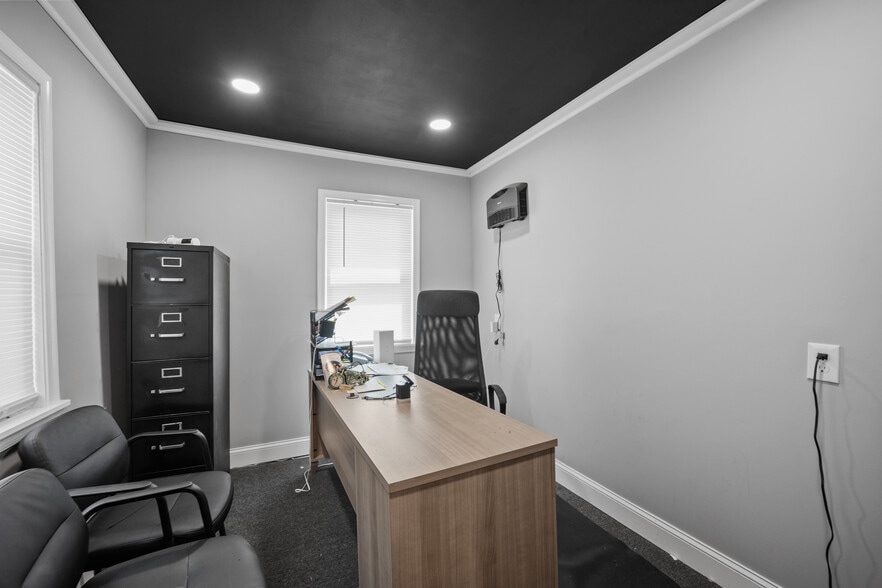 More Photos Of 2516-2518 N Dupont Pky, Middletown Freestanding For Sale