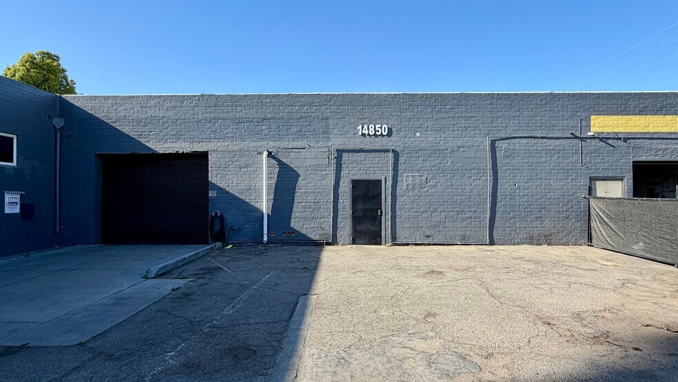 More Photos Of 14850 Calvert St, Van Nuys Service For Lease