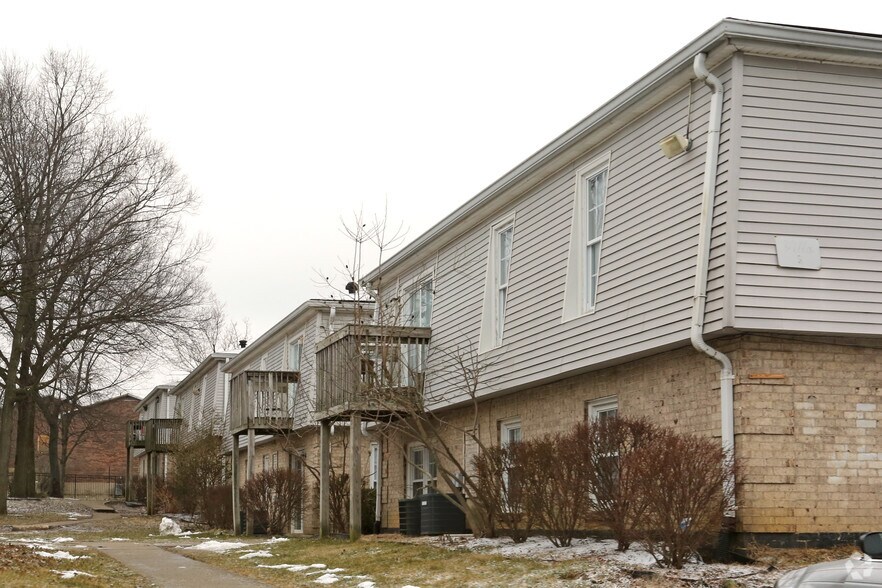 More Photos Of 2400 Woodhill Dr, Lexington Apartments For Sale