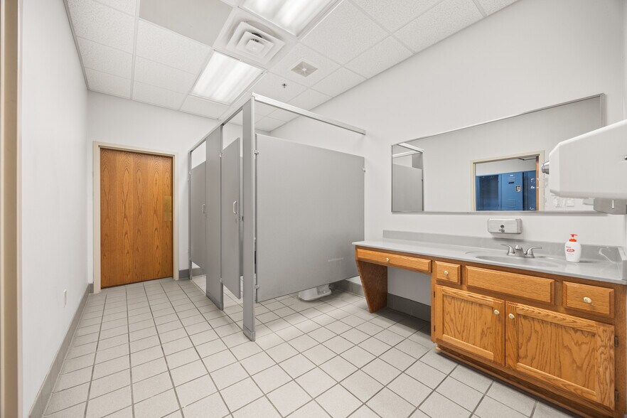 More Photos Of 501 N Main St, Wilmington Warehouse For Lease