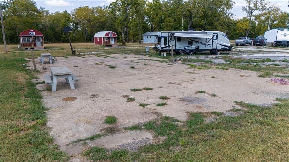 More Photos Of 74 2nd St, Moran Trailer Camper Park For Sale