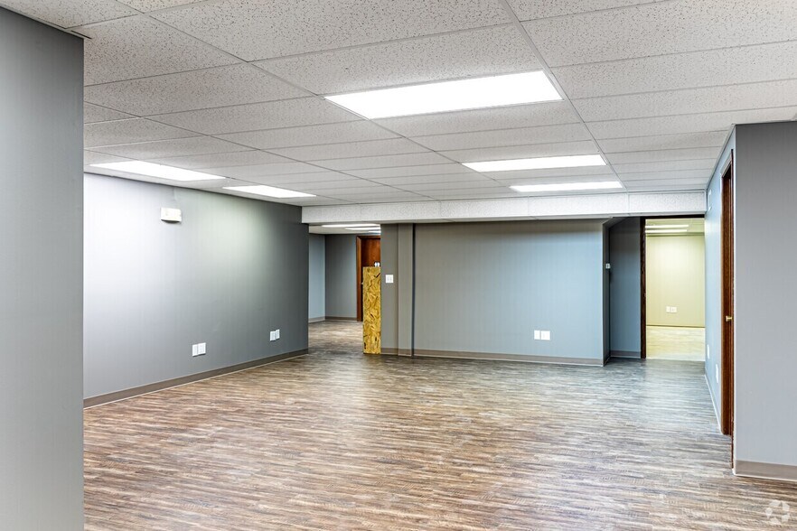 More Photos Of 231-235 SW Noel St, Lee's Summit Office For Sale